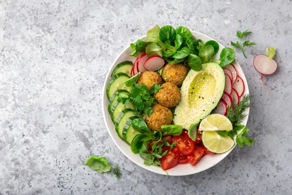 Hälsosam vegansk lunch skål sallad med avokado, falafel, gurka, t — Stockfoto