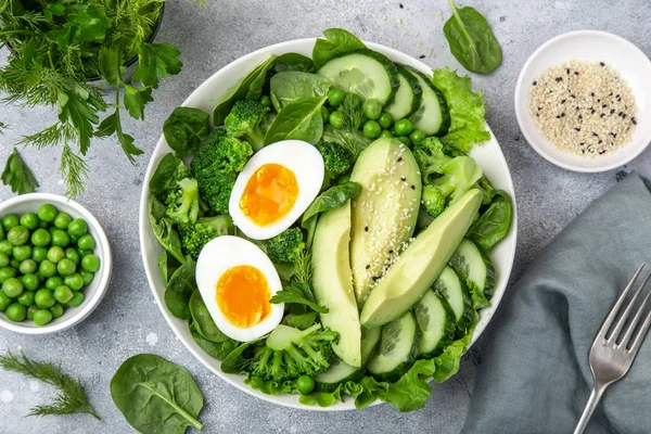 Gezonde groene salade met avocado, EEG, broccoli, komkommer, groen — Stockfoto