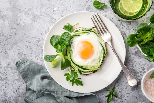 Fried egg in zucchini noodle nest — Stock Photo, Image
