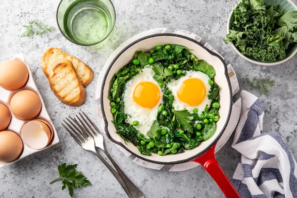 Fried eggs with kale, spinach and green peas for breakfast — Stock Photo, Image