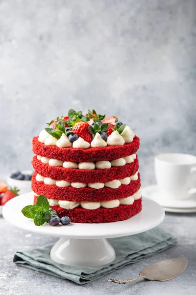 Bolo de veludo vermelho festivo no carrinho de bolo branco — Fotografia de Stock