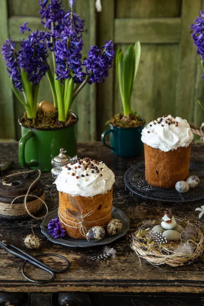 Pan de Pascua con glaseado de azúcar y frutos secos, dorso rústico oscuro — Foto de Stock