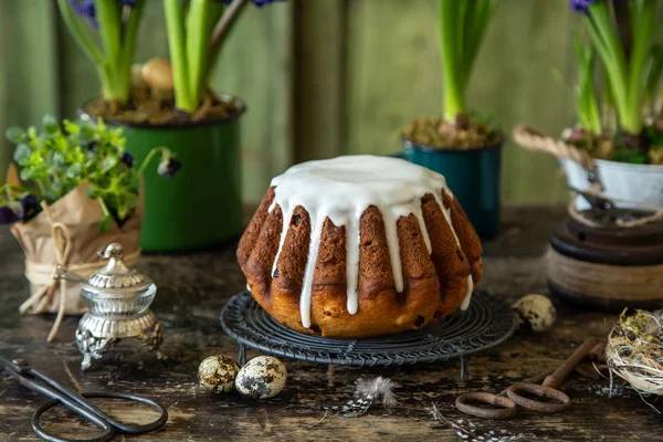 Osterbrot mit Zuckerglasur und Trockenfrüchten, Jahrgang Ostern — Stockfoto