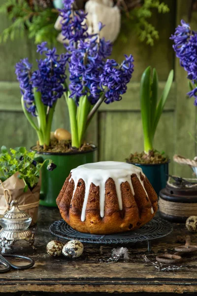 Easter bread with sugar glaze and dried fruits, vintage Easter d — Stock Photo, Image