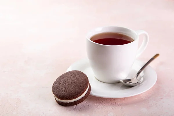 Kopp te och hemgjorda choklad smörgås kakor — Stockfoto