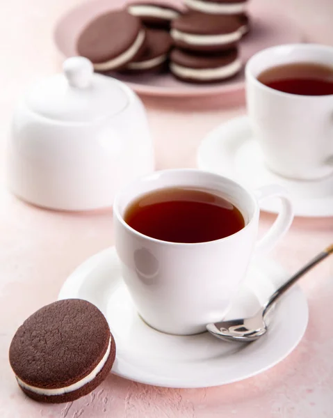 Xícara de chá e biscoitos caseiros de sanduíche de chocolate — Fotografia de Stock