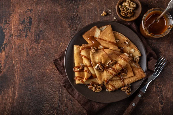 Tuzlu karamel ve fındık ile krepler — Stok fotoğraf