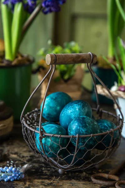 Niebieskie jajka wielkanocne w rocznika kosz z wiosennych kwiatów hiacyntu — Zdjęcie stockowe