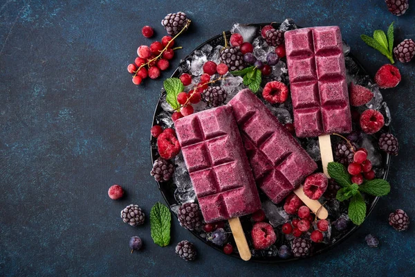 Berries ice cream popsicles with frozen berries — Stock Photo, Image