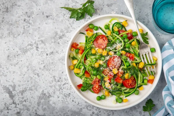 Zoodle (courgette noodle) met groenten op witte plaat — Stockfoto