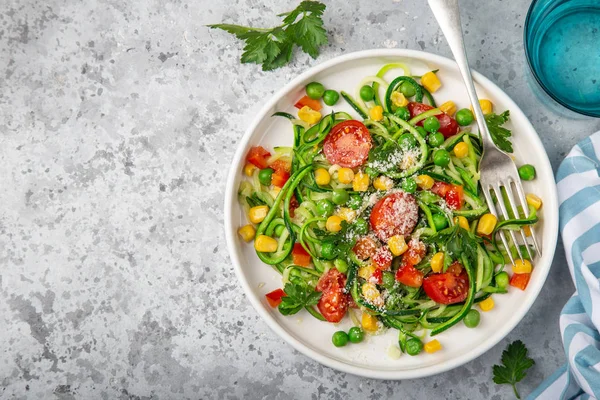 Zoodle (cukkini Noodle) zöldségekkel, fehér lemezen — Stock Fotó