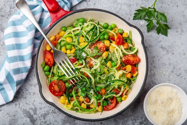 Zoodle (Zucchini-Nudeln) mit Gemüse auf Pfanne — Stockfoto