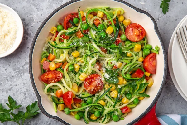 Цуккини лапша с помидорами, кукурузой и зеленым горошком на сковороде, здоровым — стоковое фото