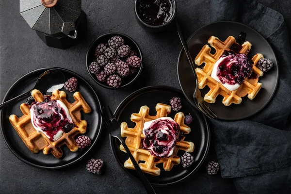 Waffeln mit saurer Sahne und Beerensauce — Stockfoto