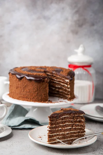 Rebanada de pastel de miel de chocolate casero — Foto de Stock