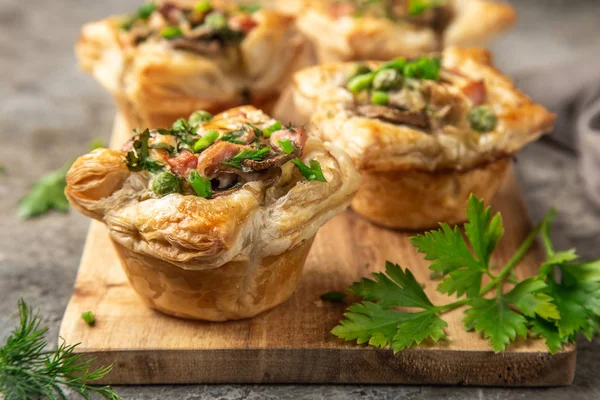 Tazas de hojaldre saladas con jamón, champiñones y verduras — Foto de Stock