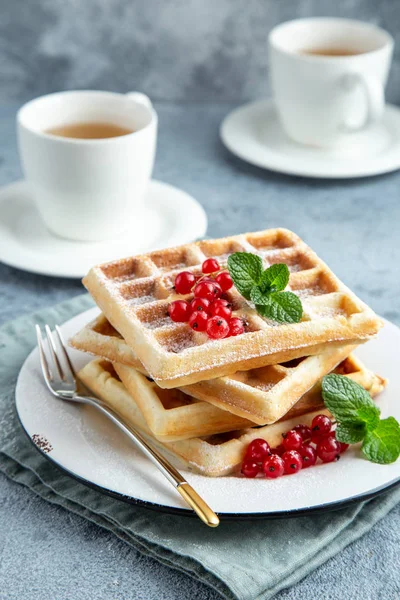 Süße Waffeln mit frischen Beeren — Stockfoto