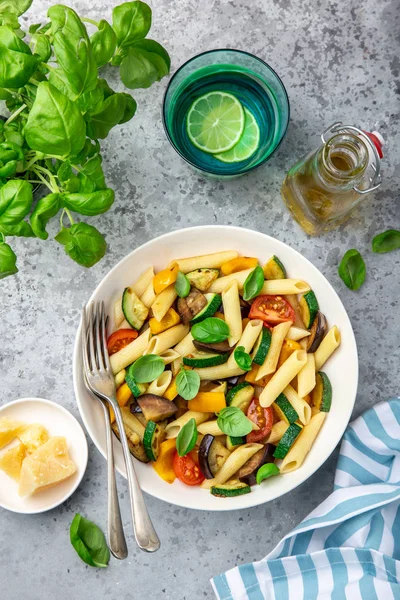 Pasta con verdure grigliate (zucchine, melanzane, peperone — Foto Stock