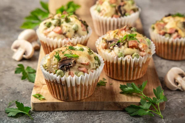 Herzhafte Muffins mit Pilzen, Gemüse und Kräutern — Stockfoto