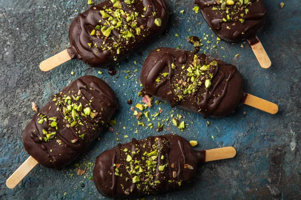 Homemade vanilla ice cream with chocolate glaze and pistachios — Stock Photo, Image