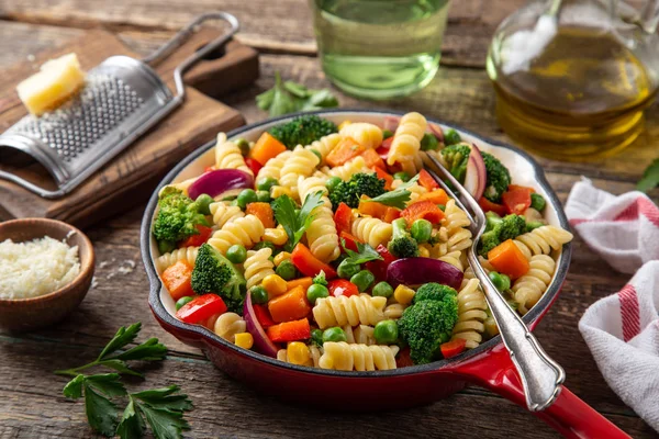 Nudeln mit Gemüse (Paprika, grüne Erbsen, Brokkoli, Kürbis) — Stockfoto