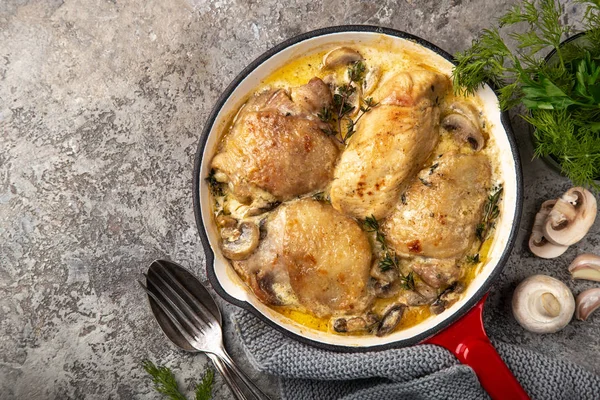 Stekt kylling med sopp i hvitløksaus på panne – stockfoto