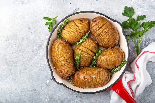 Pörkölt hasselback burgonya serpenyőben — Stock Fotó