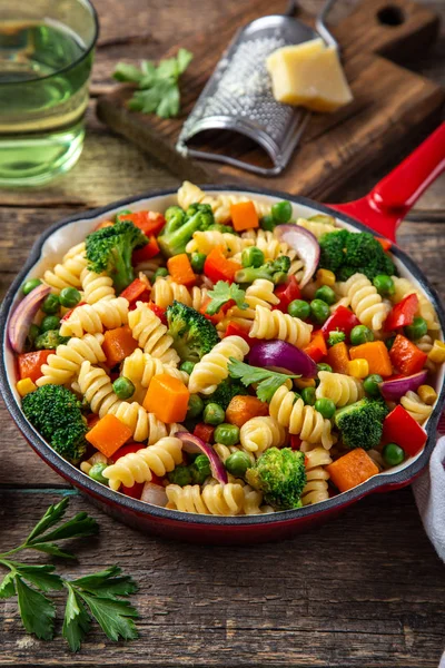 Nudeln mit Gemüse (Paprika, grüne Erbsen, Brokkoli, Kürbis) — Stockfoto