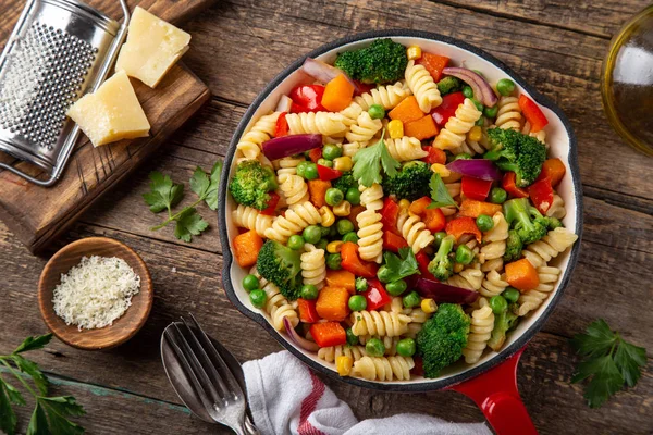 Pâtes aux légumes (poivron, pois verts, brocoli, citrouille — Photo