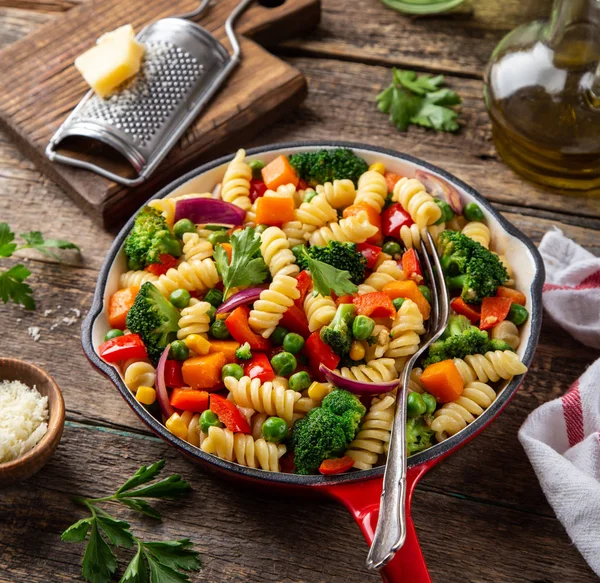 Nudeln mit Gemüse (Paprika, grüne Erbsen, Brokkoli, Kürbis) — Stockfoto