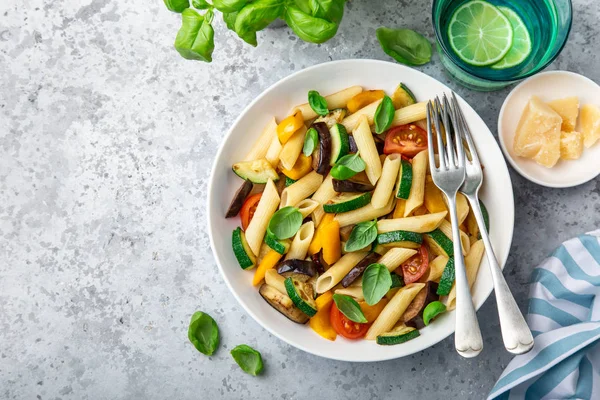 Pasta with grilled vegetables ( zucchini, eggplant, bell pepper — Stock Photo, Image