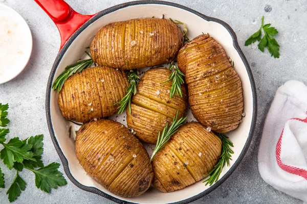 Pieczone hasselback ziemniak na patelni — Zdjęcie stockowe