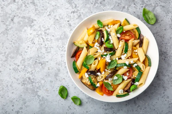 Nudelsalat mit gegrilltem Gemüse (Zucchini, Auberginen, Glocken) — Stockfoto