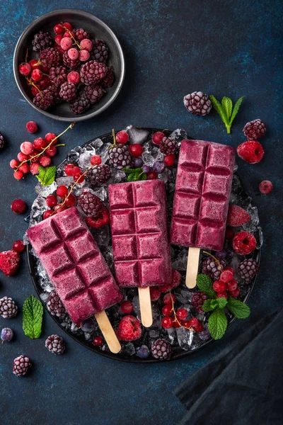 Beeren Eis am Stiel mit gefrorenen Beeren — Stockfoto