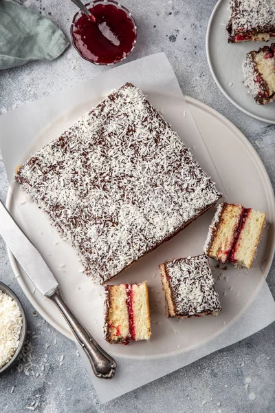 Australský Lamington koláč s malinovou marmeládou — Stock fotografie