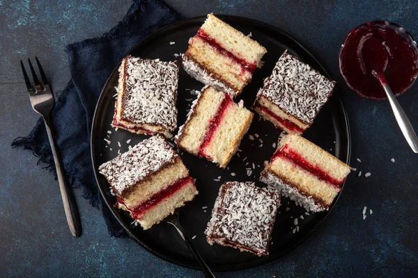 Australische Lamington cake met frambozen jam — Stockfoto