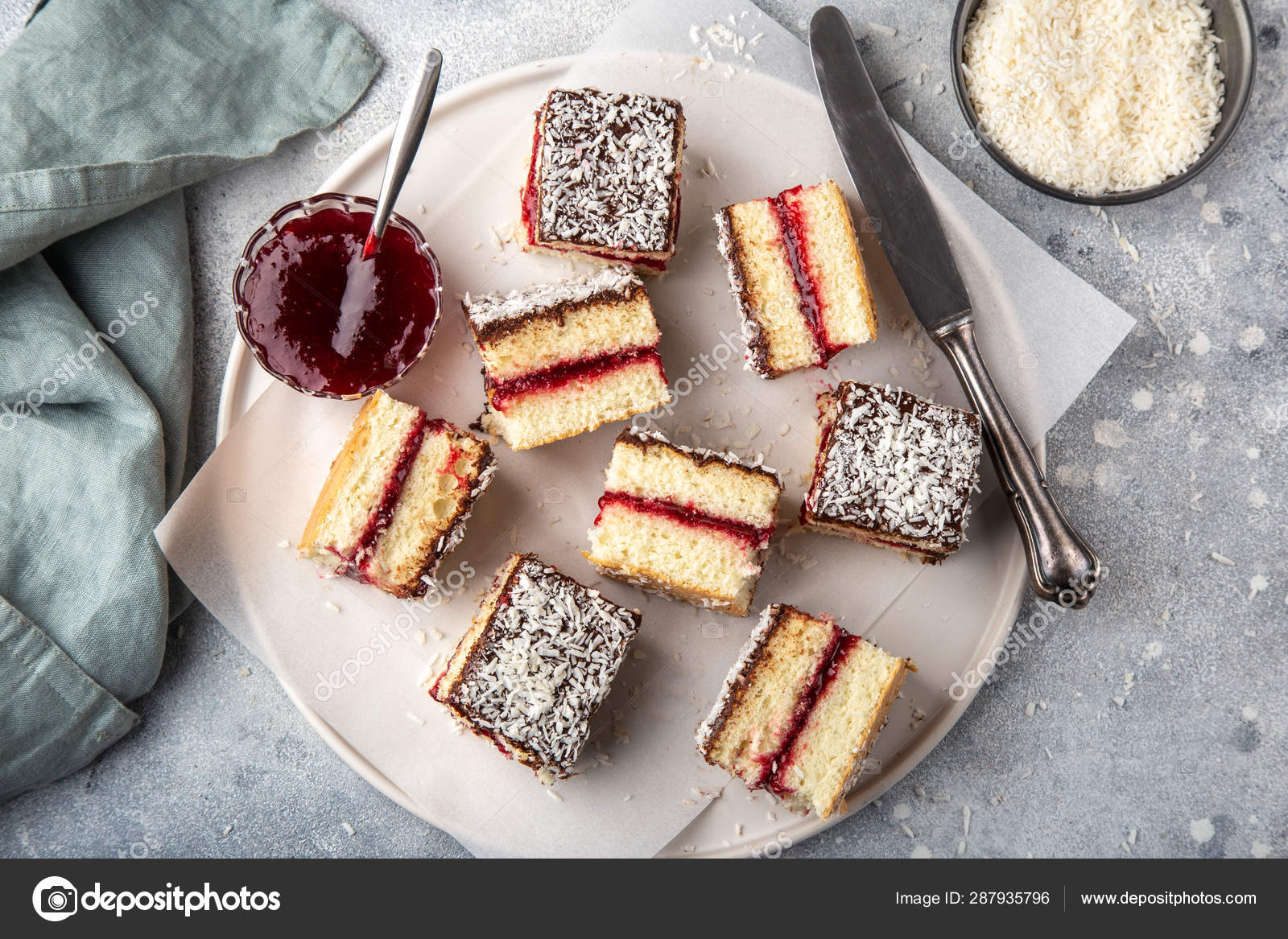 Australian lamington cake with raspberry jam — Stock Photo