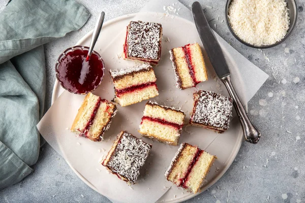 Australijskie ciasto Lamington z dżemem malinowym — Zdjęcie stockowe