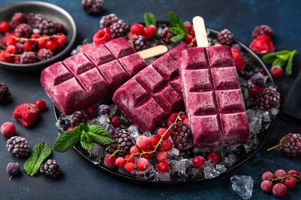 Фруктовое мороженое с замороженными ягодами — стоковое фото