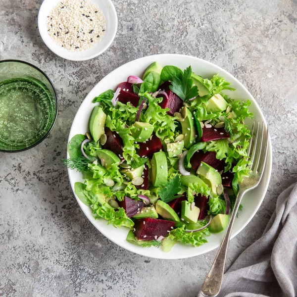 Salade végétalienne saine d'avocats et de betteraves dans un bol blanc — Photo