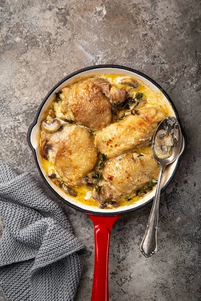 Frango com cogumelo em creme Pausa de alho em panela — Fotografia de Stock