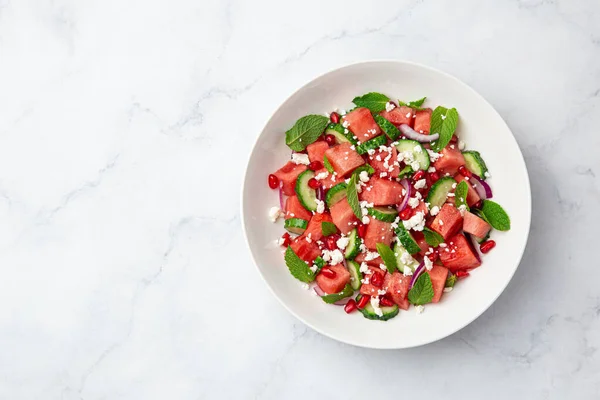 Insalata di anguria, cetriolo, feta e menta in ciotola bianca — Foto Stock