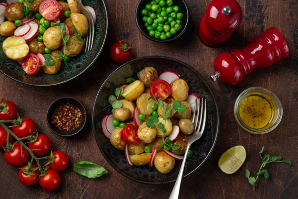 Ensalada de patatas calientes con tomate, guisantes verdes y rábano — Foto de Stock