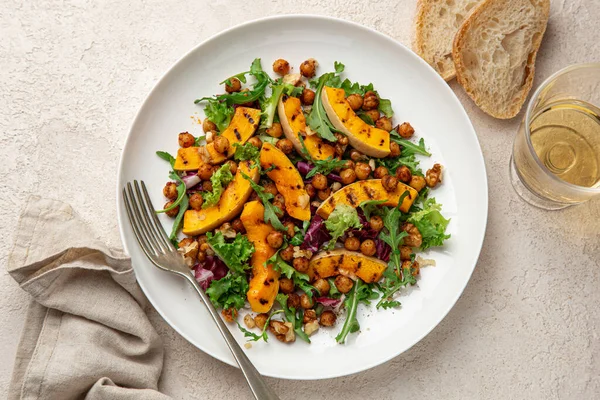 Vegan grilled pumpkin and roasted chickpeas salad — ストック写真