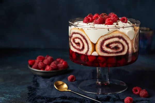 Kleinigkeiten. festlich geschichtetes Dessert mit Beerengelee, Schweizer Rollkuchen — Stockfoto