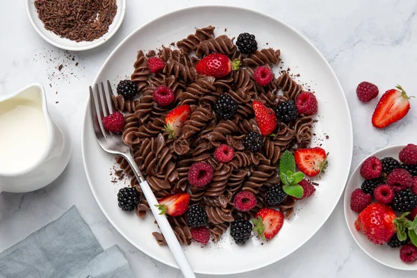 Süße Schokolade Fusilli Pasta mit frischen Beeren auf weißem Teller — Stockfoto