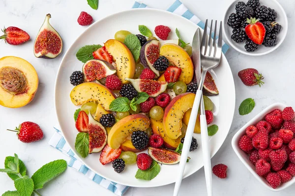 Nyári gyümölcs és bogyós saláta chia maggal fehér tálcán — Stock Fotó