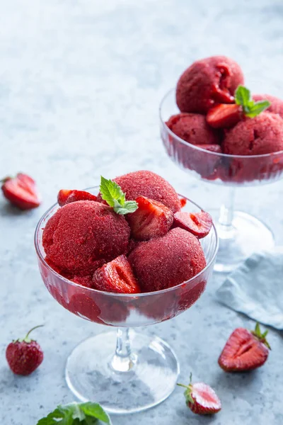 Strawberry sorbet in a glass, vegan  low carb berries ice cream — Stock Photo, Image