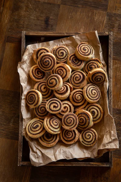 Tahta tepside sarmal tarçınlı kurabiyeler — Stok fotoğraf