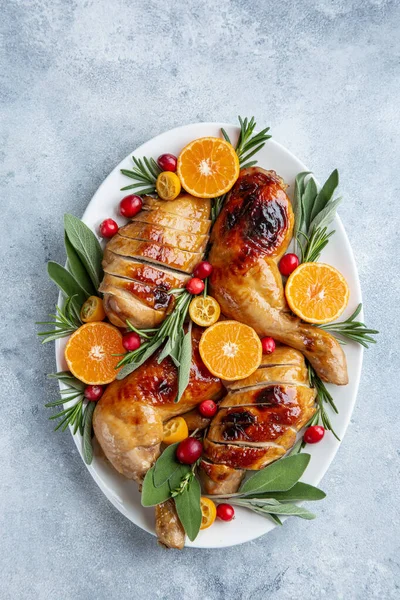 Gebratenes Hühnchen mit Mandarinen, Preiselbeeren und würzigen Kräutern — Stockfoto